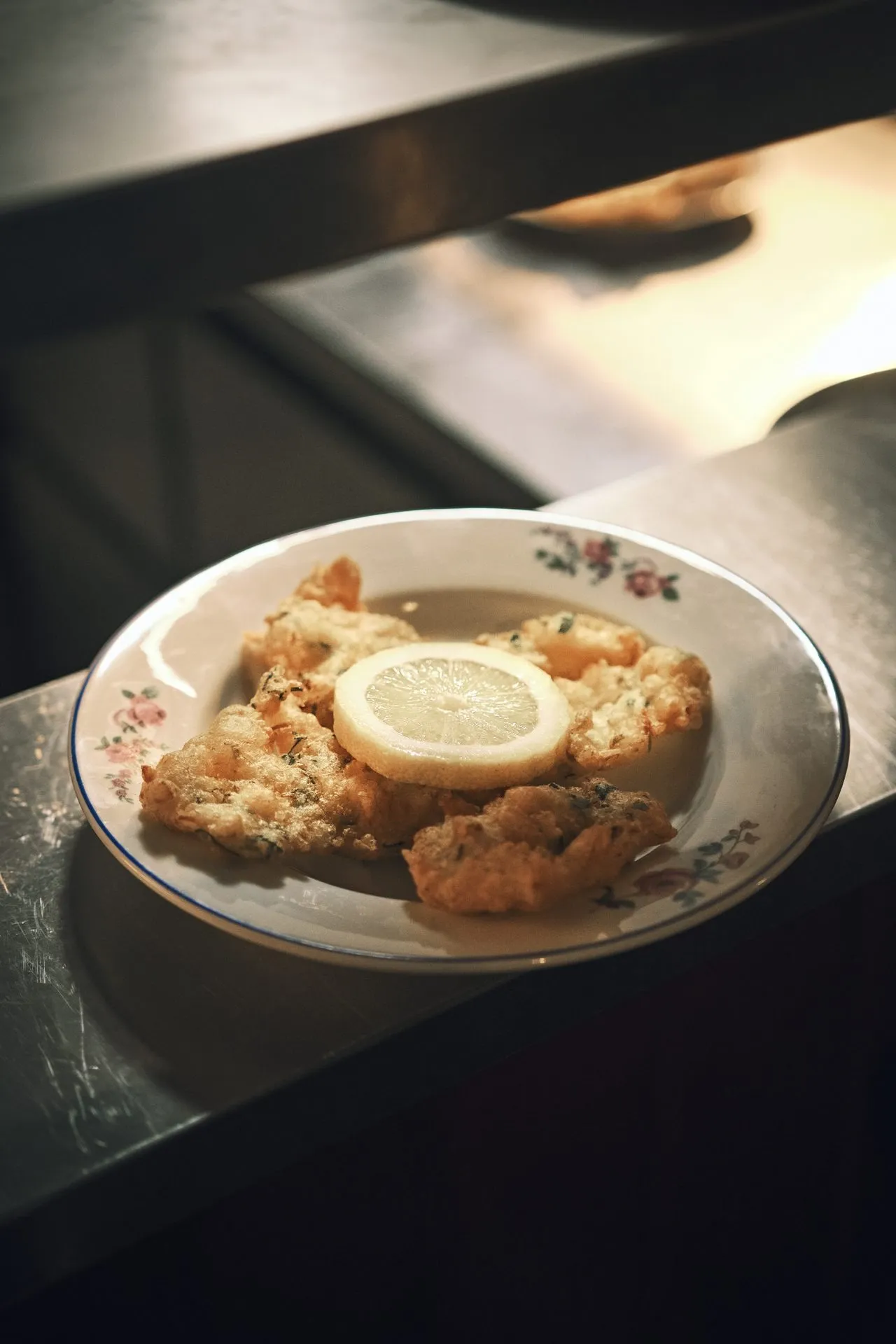 Prato de petiscos fritos com limão servido na Taberna do Enteiriço