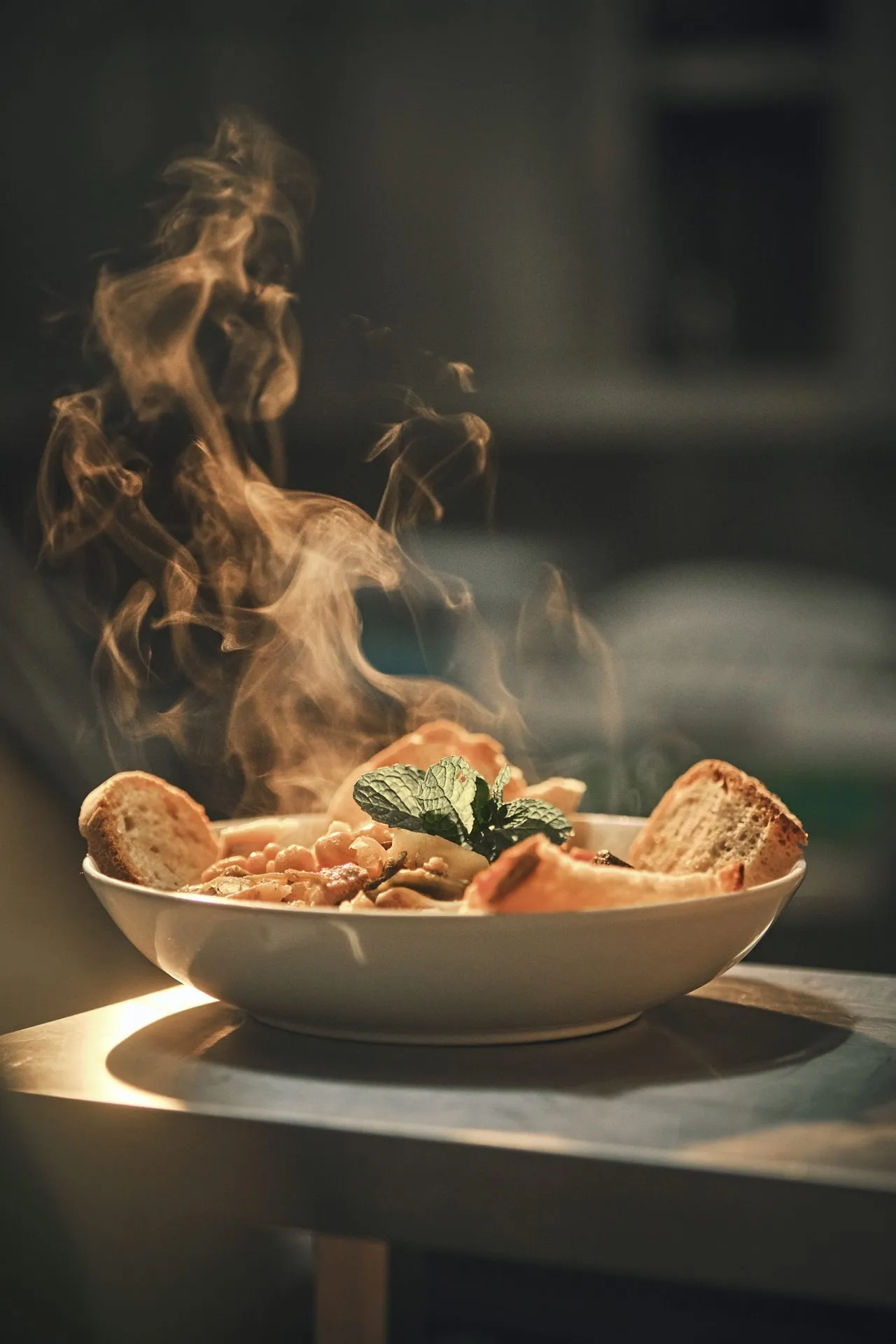 Prato tradicional quente com vapor servido na Taberna do Enteiriço