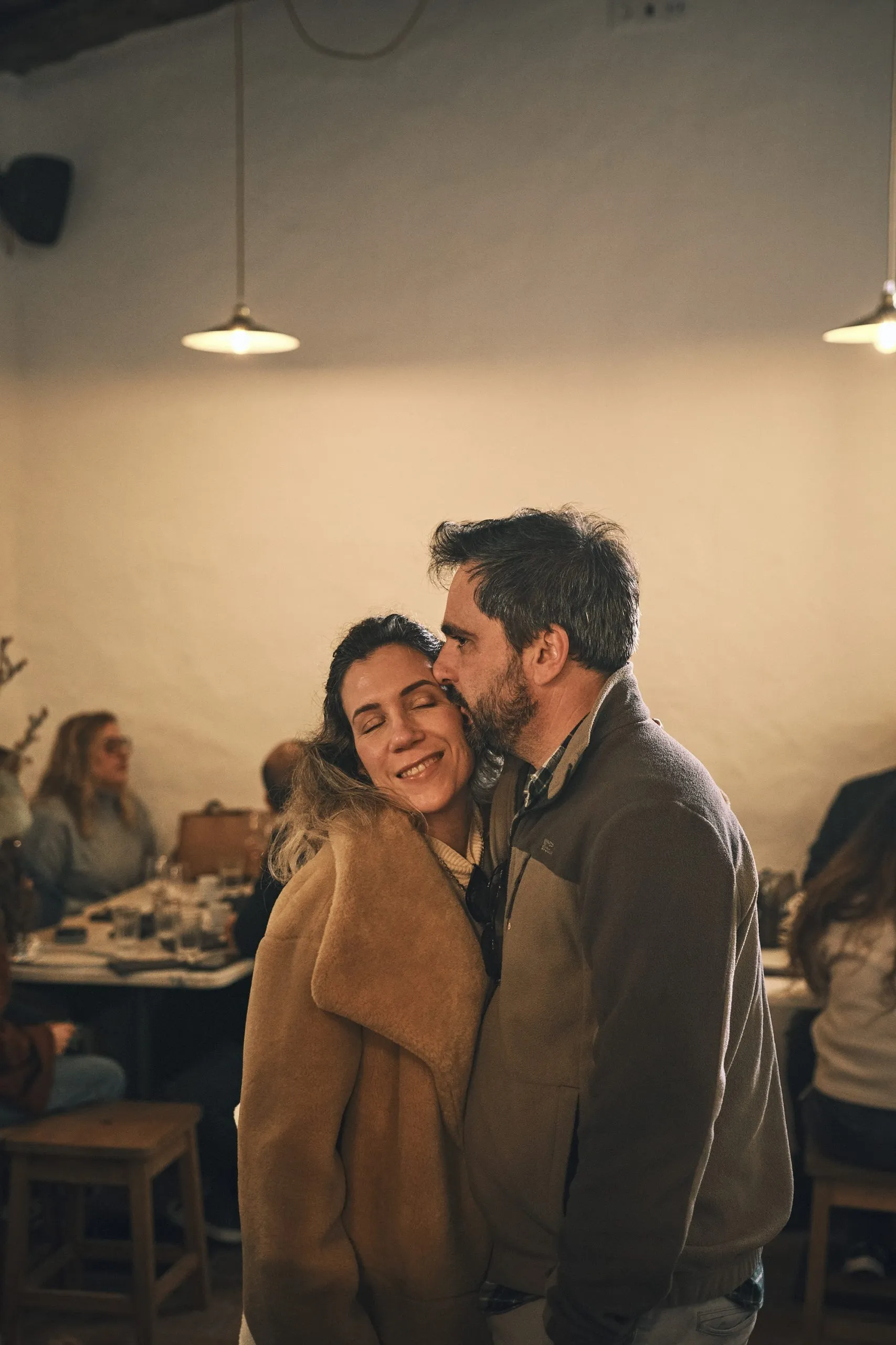 Casal a demonstrar carinho no interior da Taberna do Enteiriço em Vila de Frades