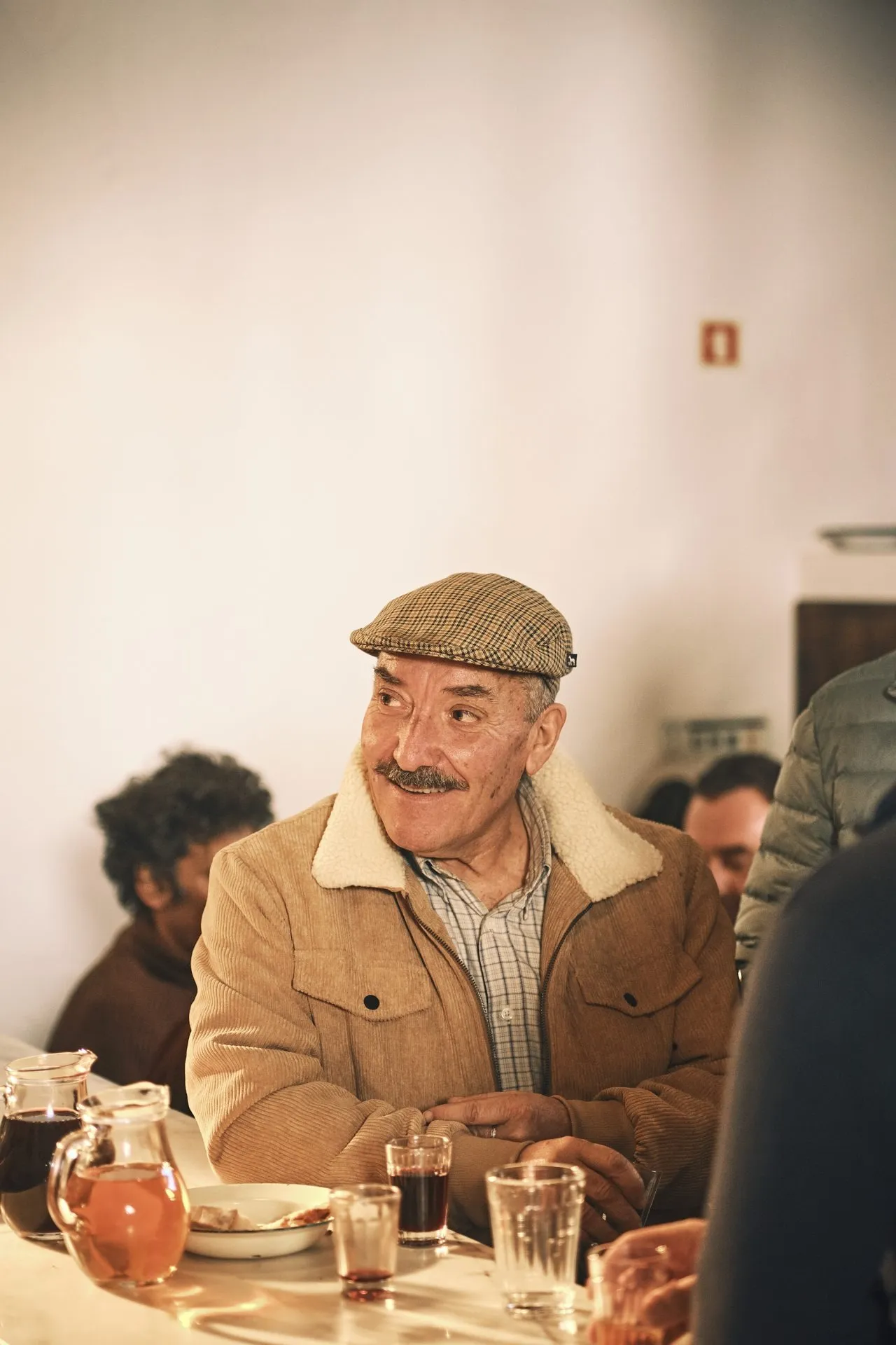 Cliente sentado à mesa na Taberna do Enteiriço em Vila de Frades durante momento de convívio