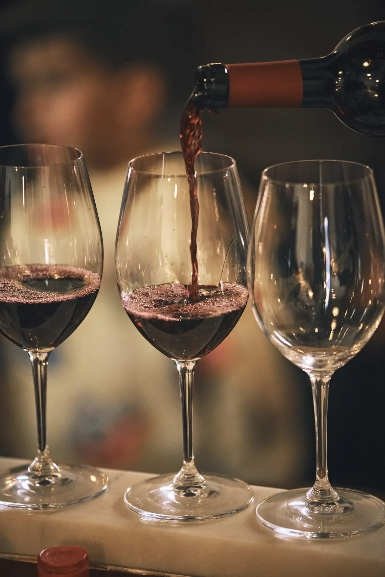 Vinho tinto a ser servido em copos na Taberna do Enteiriço em Vila de Frades